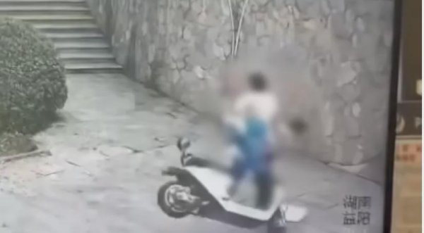 恒信期货 湖南两高中生骑电动两轮车撞围墙双双身亡，家属称系改装车辆，最高时速达100多公里，警方回应