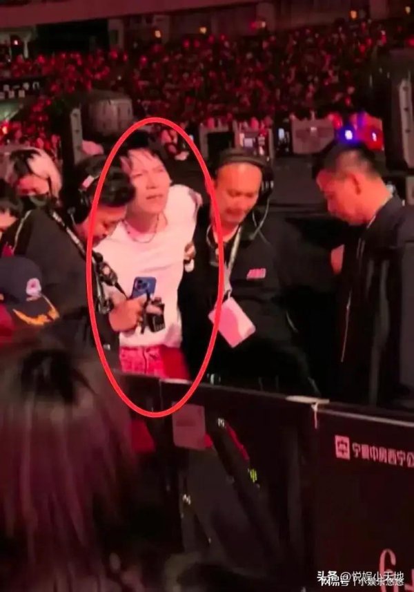 长富配资 彭佳慧真的让人刮目相看，杨宗纬从舞台跌落，她第一个冲上去救场