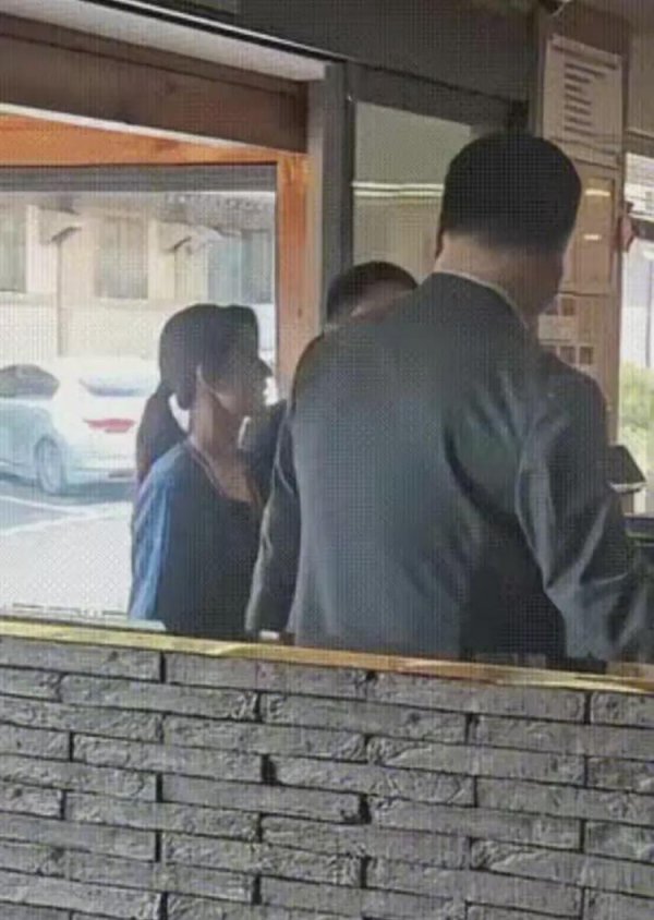 牛盈服务中心 章泽天参加APEC峰会，换了造型胜似贵妇，跟大人物握手笑容灿烂！