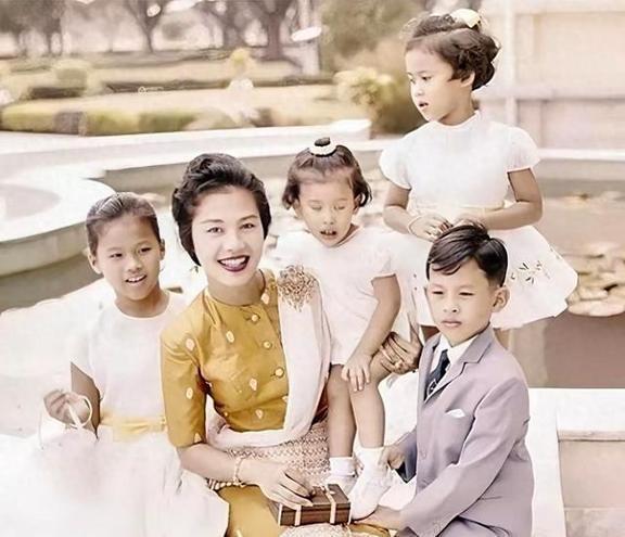 杨帆配资 提帮功最新现身！出席葬礼，跟着苏提达，却转身跟身后诗妮娜热聊